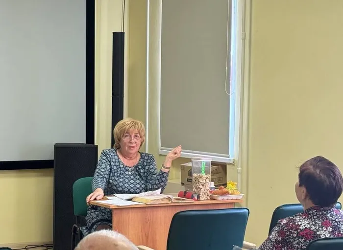 Н.Н. Плотникова на занятии клуба садоводов-любителей «Фиалка»