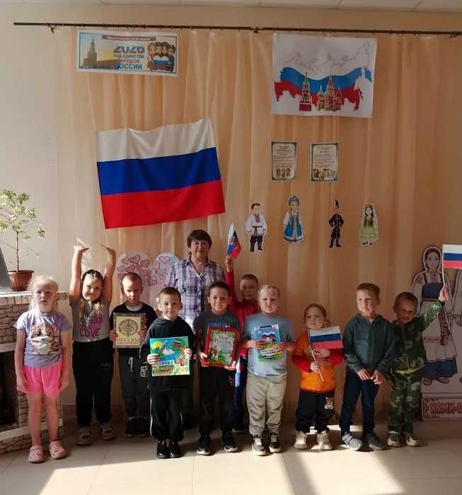 познавательный час «День Российского флага»