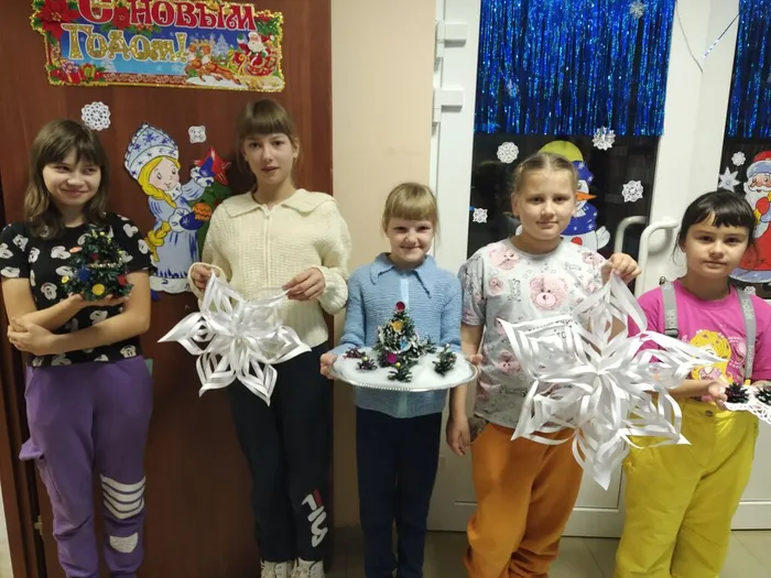 Ёлочки и снежинки детского творческого кружка «Фантазия»