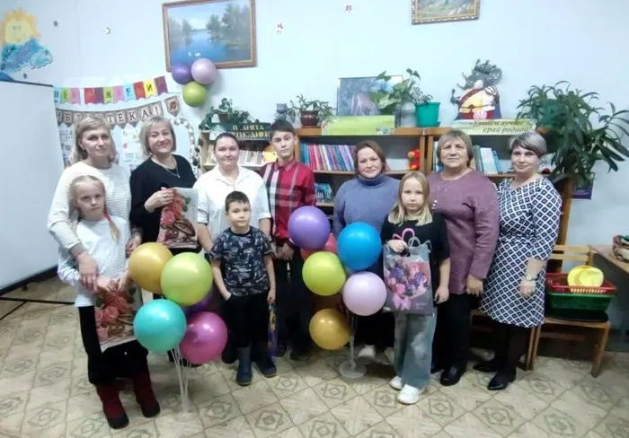 участники праздника «Любовь матери весь мир согреет»